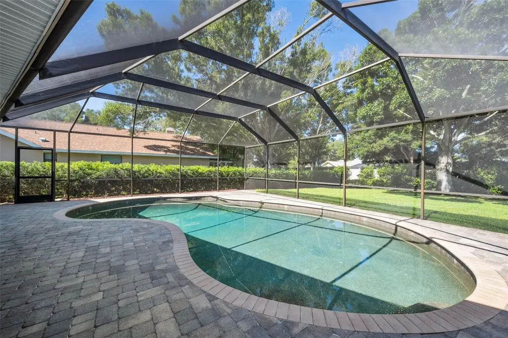 9904 Oaks Lane Seminole FL 33772