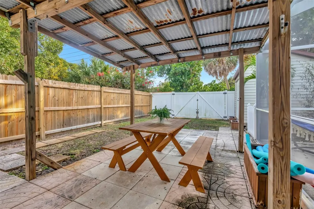 4136 13th Avenue N St Petersburg FL 33713