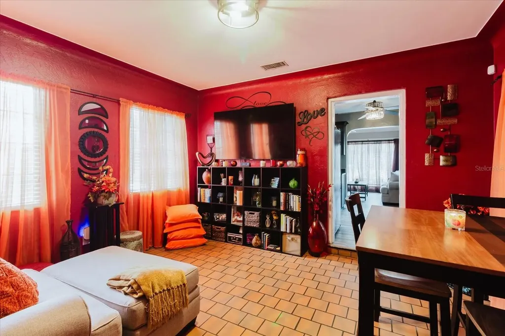 210 49 Th Street N St Petersburg FL 33710