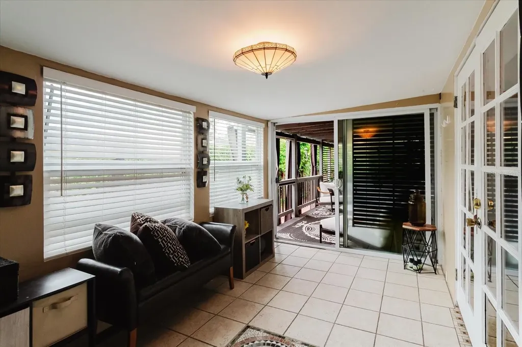 210 49 Th Street N St Petersburg FL 33710