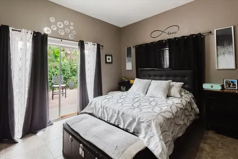 210 49 Th Street N St Petersburg FL 33710