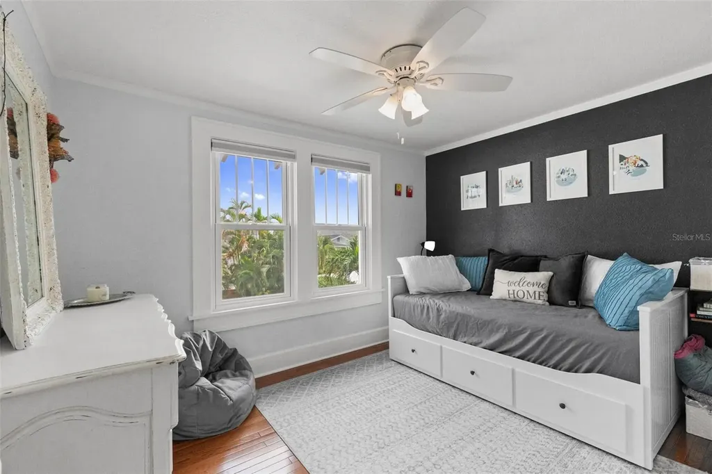 215 9th Avenue NE St Petersburg FL 33701