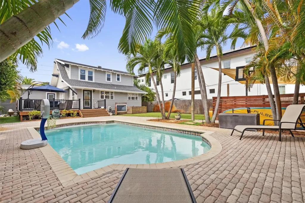 215 9th Avenue NE St Petersburg FL 33701