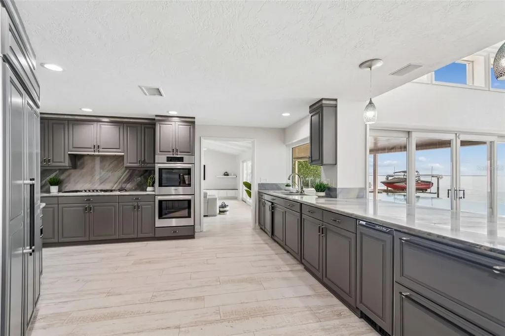 2038 Carolina Avenue NE St Petersburg FL 33703