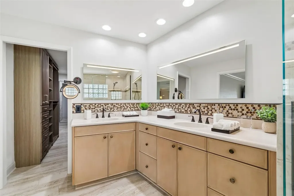 2038 Carolina Avenue NE St Petersburg FL 33703