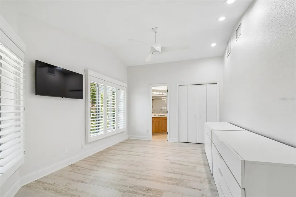 2038 Carolina Avenue NE St Petersburg FL 33703