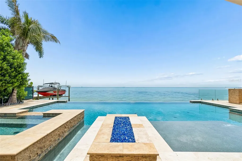 2038 Carolina Avenue NE St Petersburg FL 33703