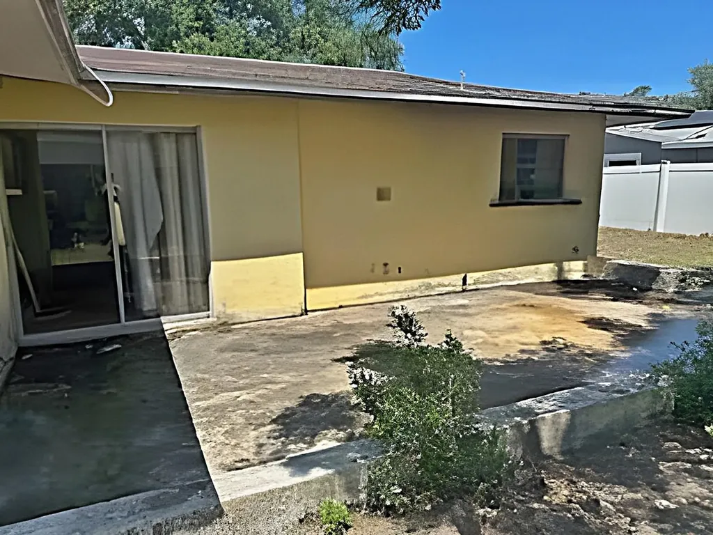 1913 Kings Highway Clearwater FL 33755