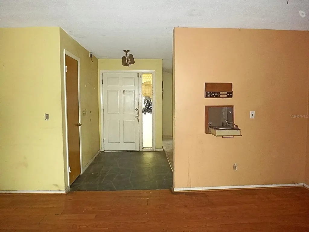 1913 Kings Highway Clearwater FL 33755