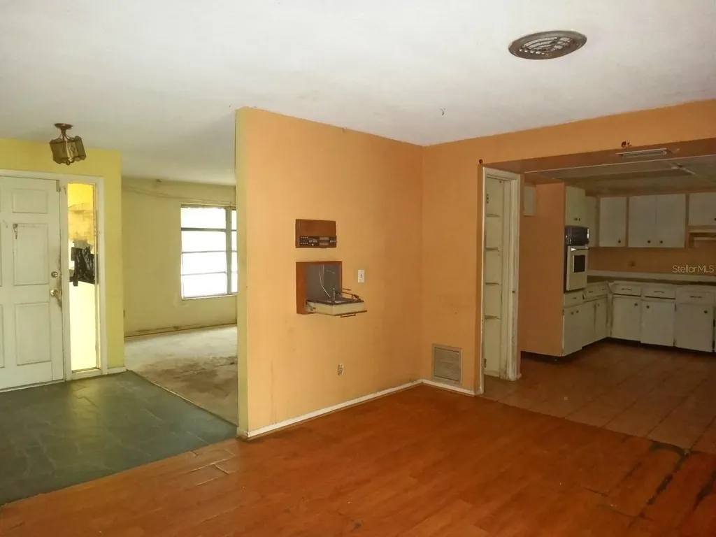 1913 Kings Highway Clearwater FL 33755