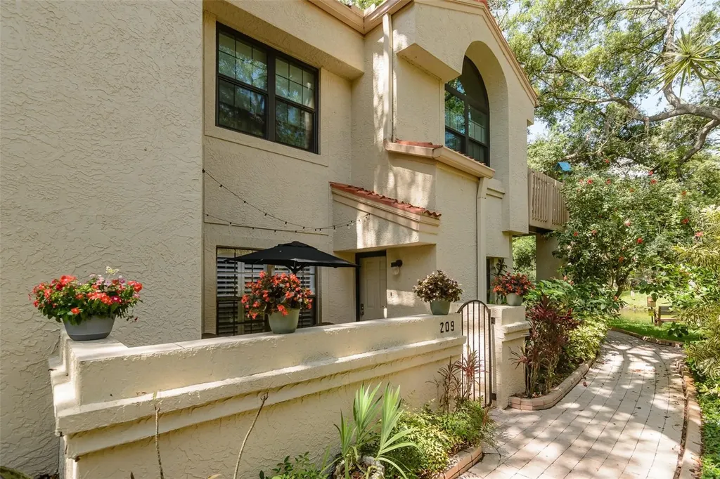 209 Los Prados Drive Safety Harbor FL 34695
