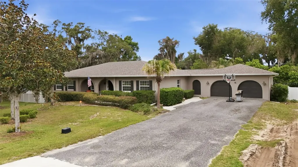 112 E Gardenia Street Howey In The Hills FL 34737