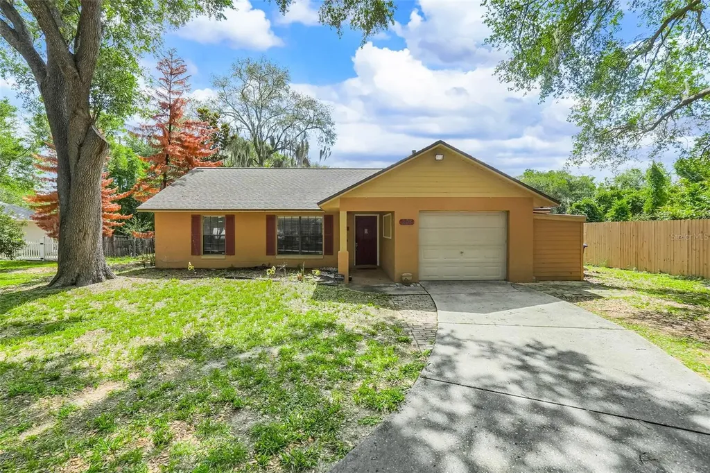 207 Howard Court Mascotte FL 34753