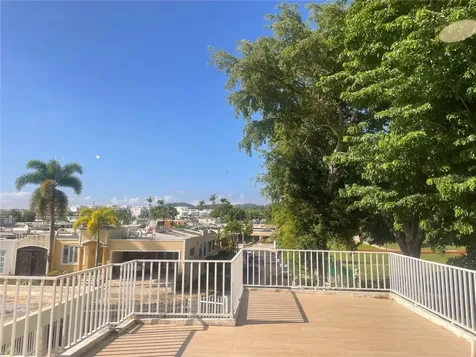 Colinas Metropolitanas Calle Torrecillas Guaynabo PR 00969
