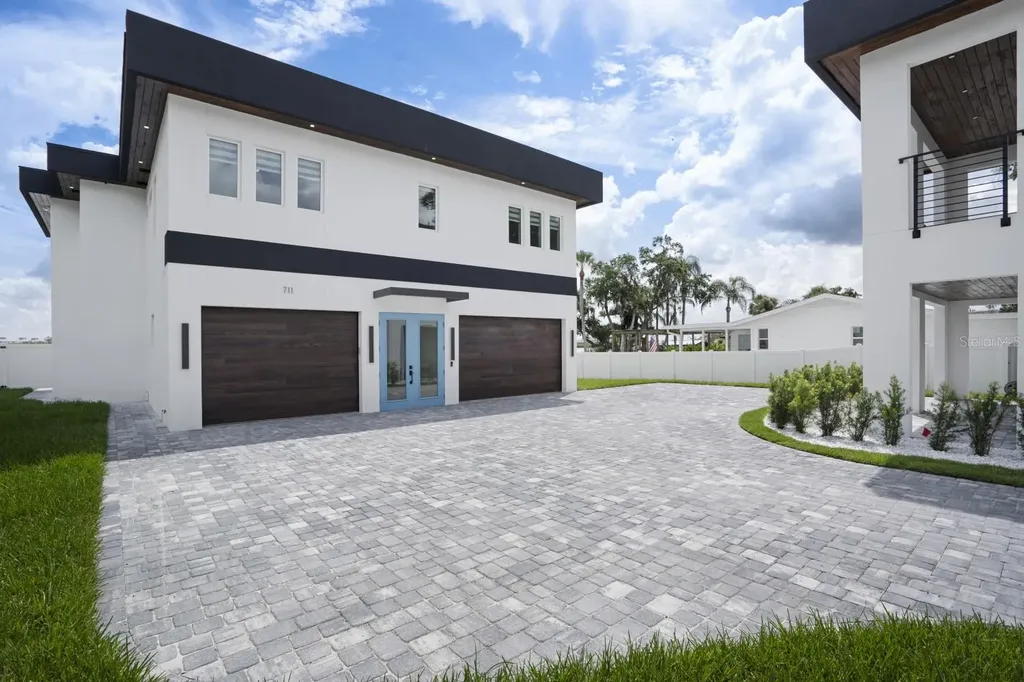 711 Tropical Drive Bradenton FL 34208