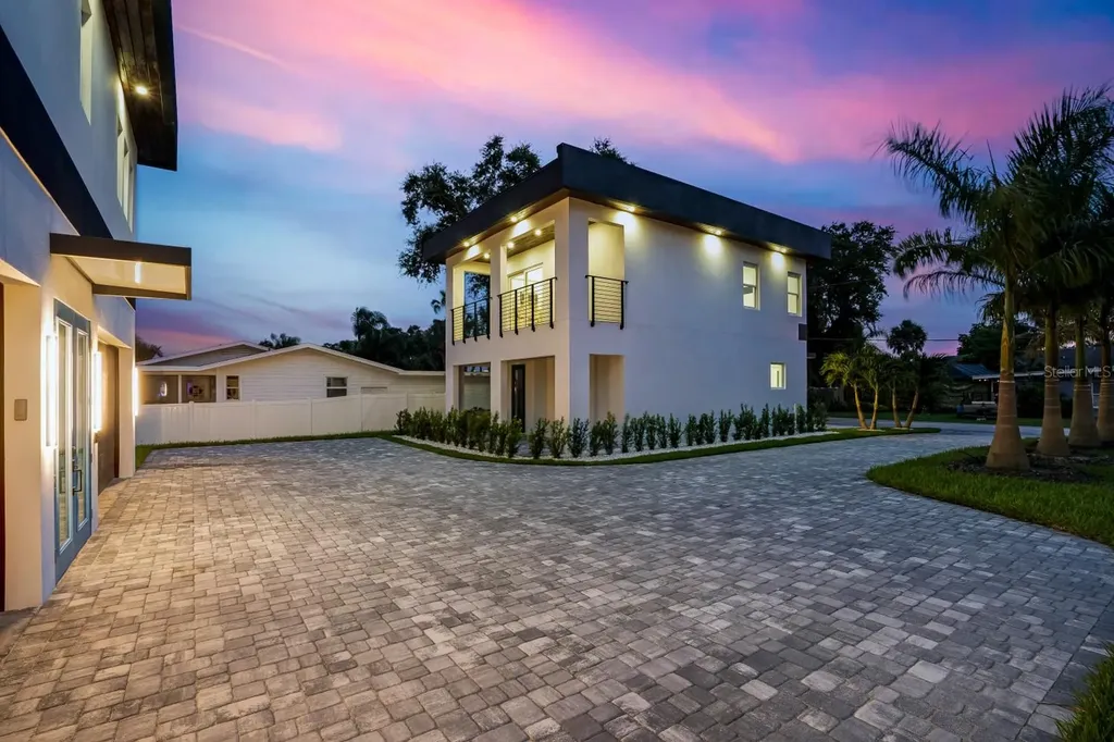 711 Tropical Drive Bradenton FL 34208