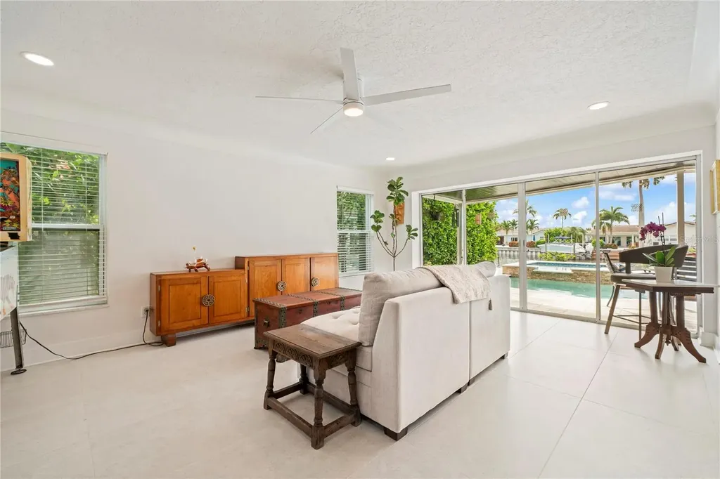 1924 Michigan Avenue NE St Petersburg FL 33703