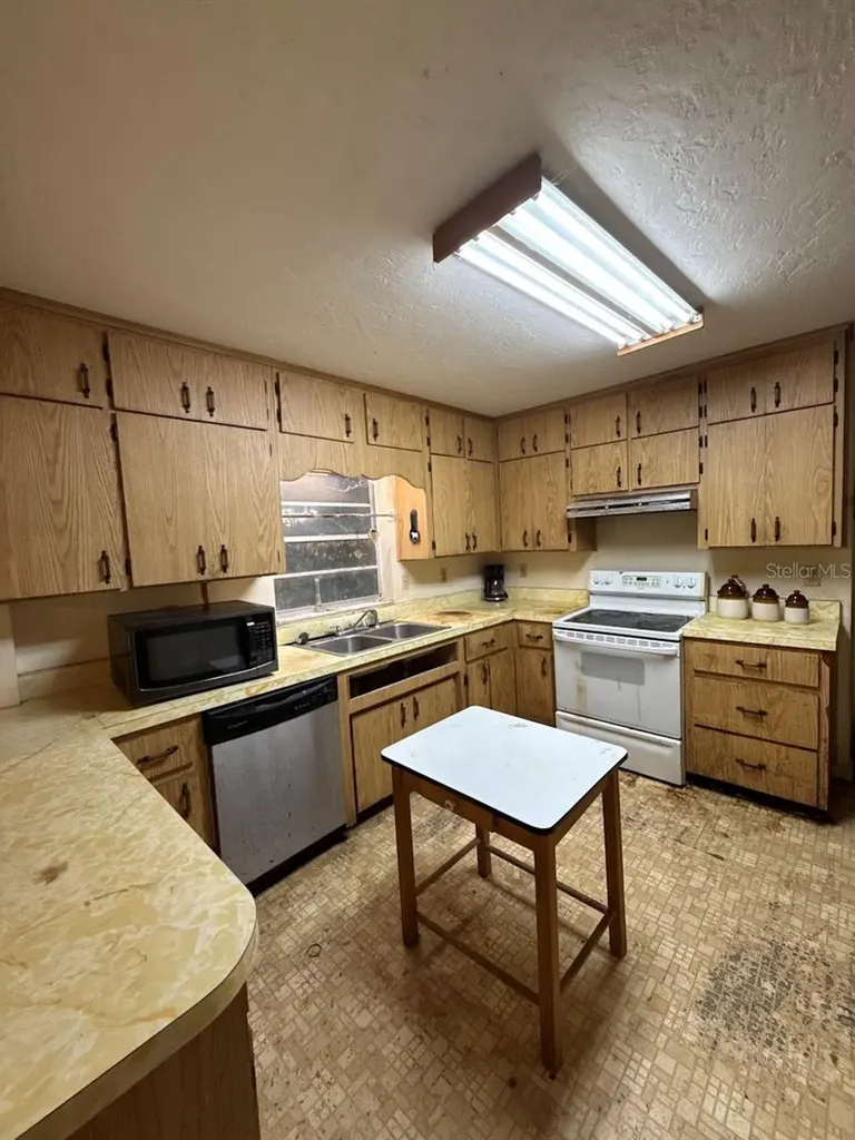 301 W Lemon Street Bowling Green FL 33834