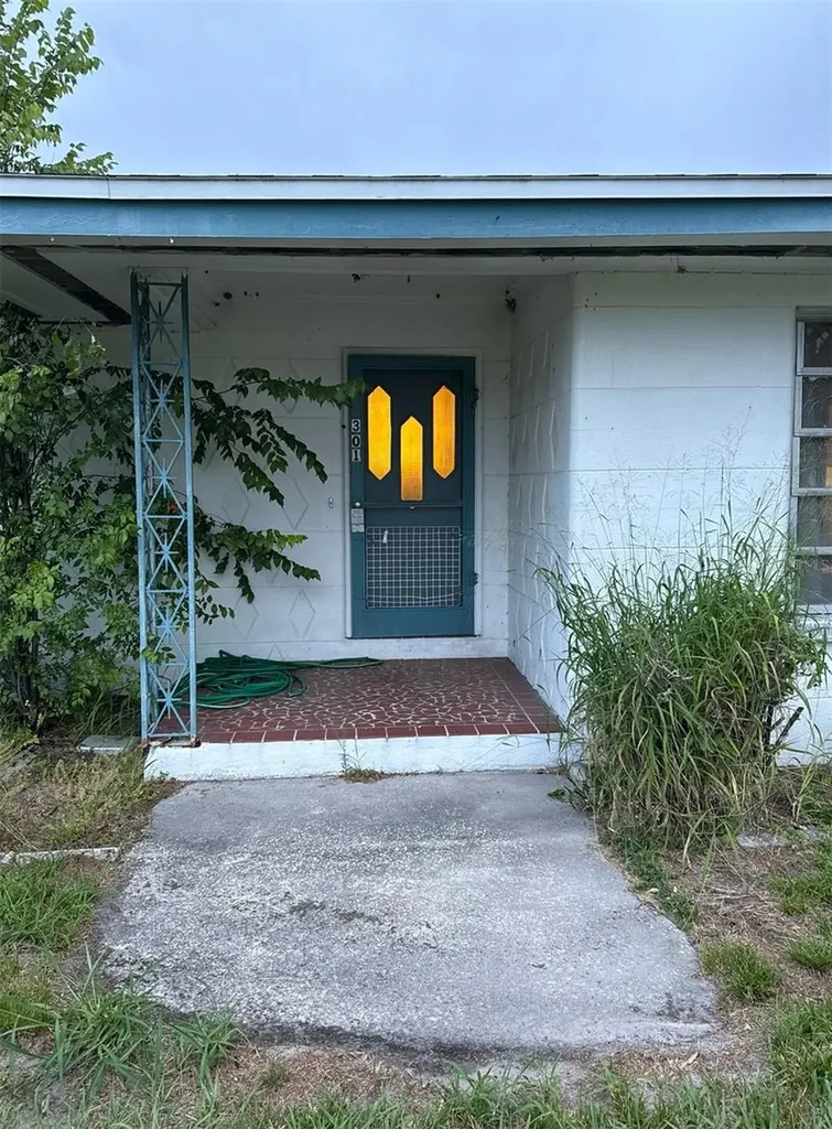 301 W Lemon Street Bowling Green FL 33834