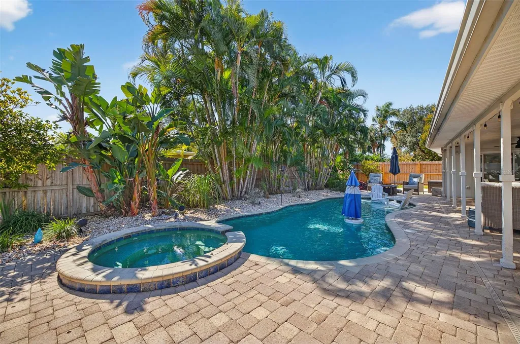 1122 45th Avenue NE St Petersburg FL 33703