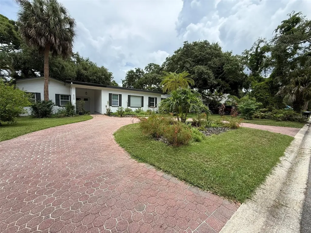 8239 26th Avenue N St Petersburg FL 33710