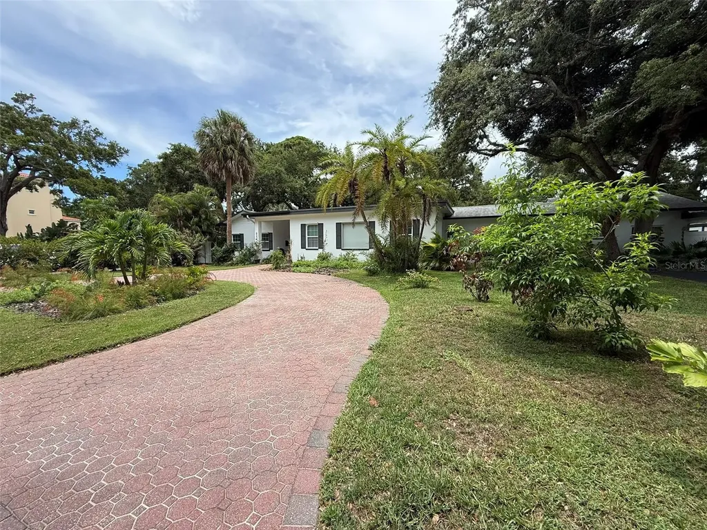 8239 26th Avenue N St Petersburg FL 33710