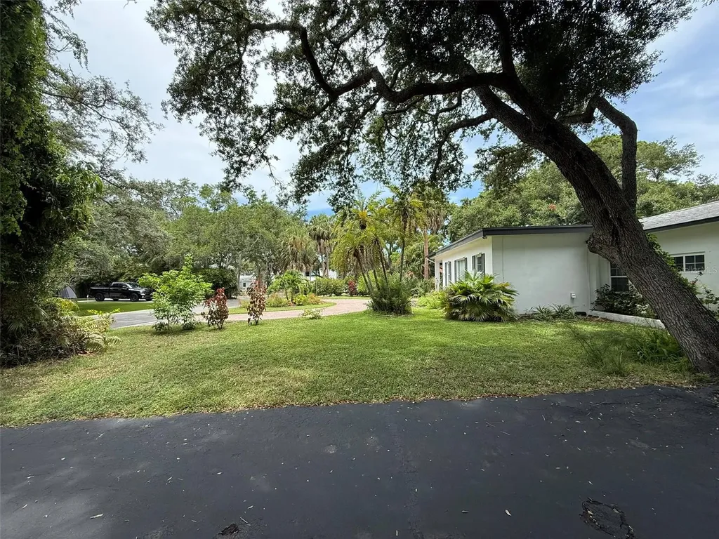 8239 26th Avenue N St Petersburg FL 33710