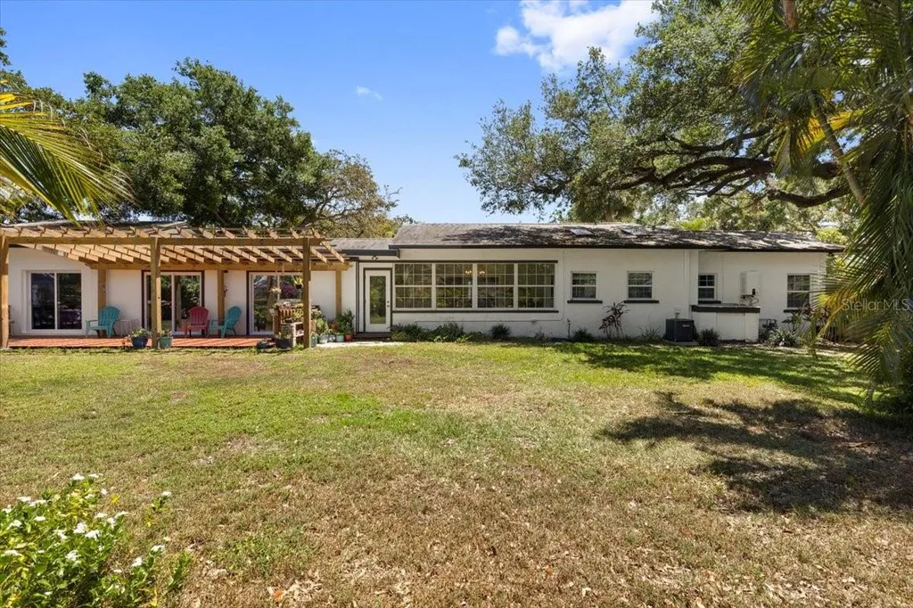 8239 26th Avenue N St Petersburg FL 33710