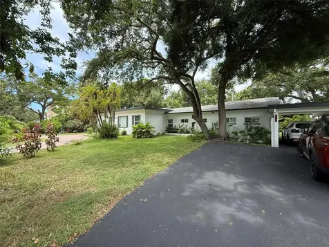 8239 26th Avenue N St Petersburg FL 33710
