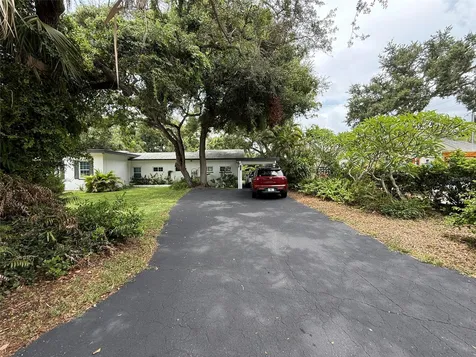 8239 26th Avenue N St Petersburg FL 33710