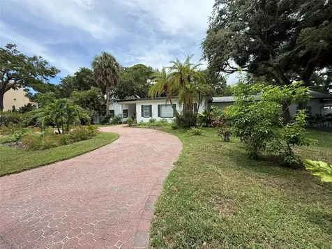 8239 26th Avenue N St Petersburg FL 33710