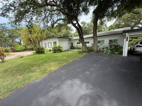 8239 26th Avenue N St Petersburg FL 33710
