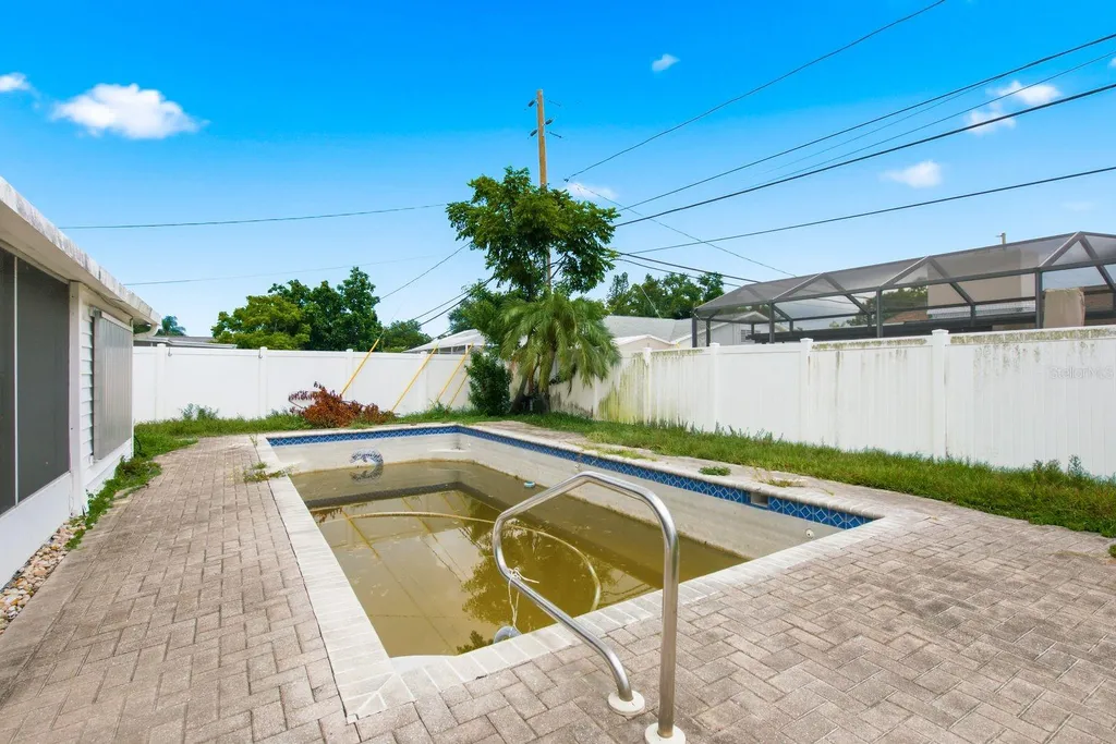 6448 30th Avenue N St Petersburg FL 33710