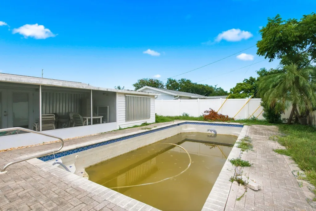 6448 30th Avenue N St Petersburg FL 33710
