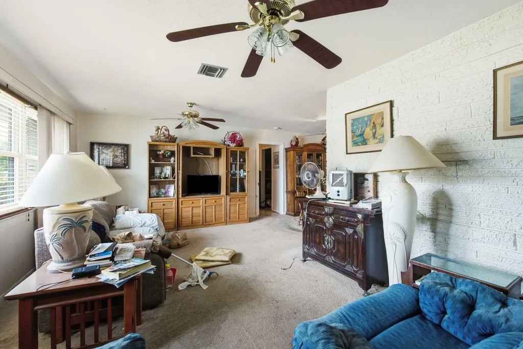 6448 30th Avenue N St Petersburg FL 33710