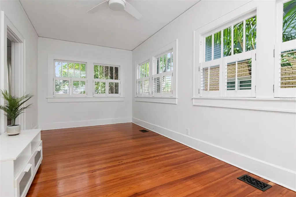 126 8th Avenue NE St Petersburg FL 33701