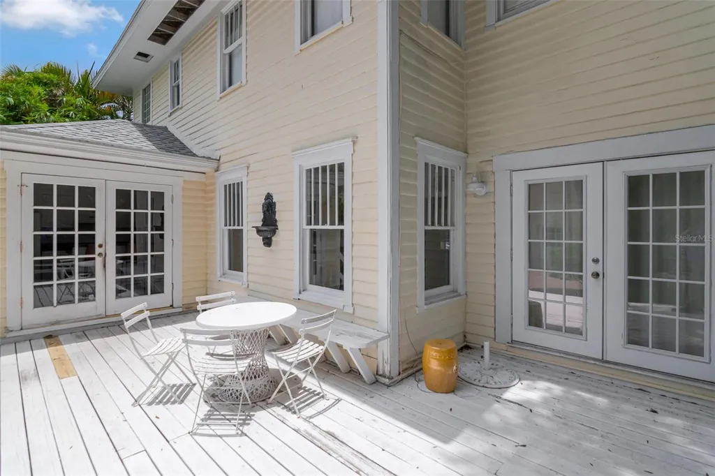 126 8th Avenue NE St Petersburg FL 33701