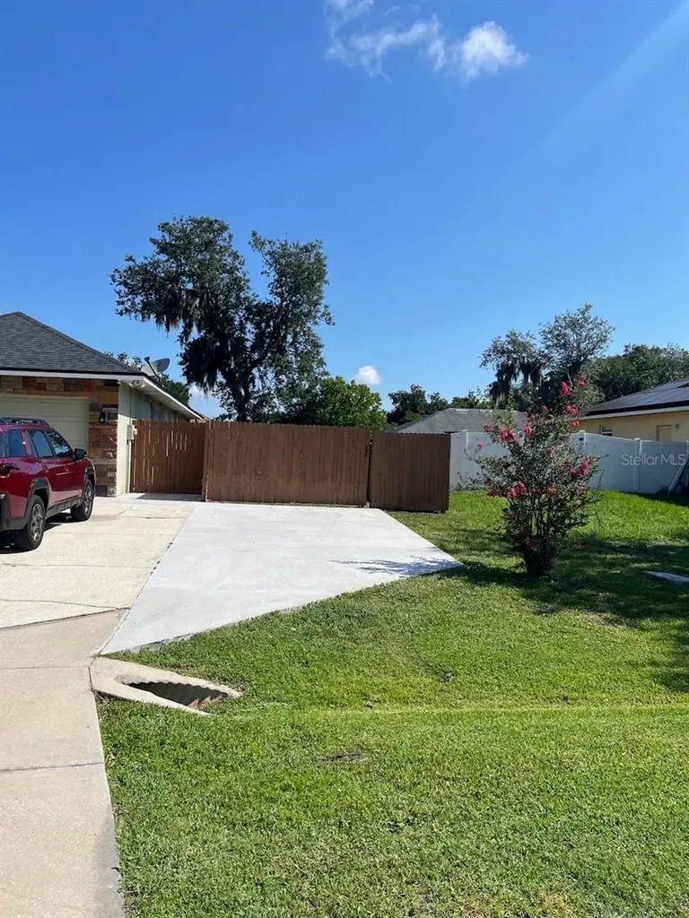 1209 Lake Loop Winter Haven FL 33880