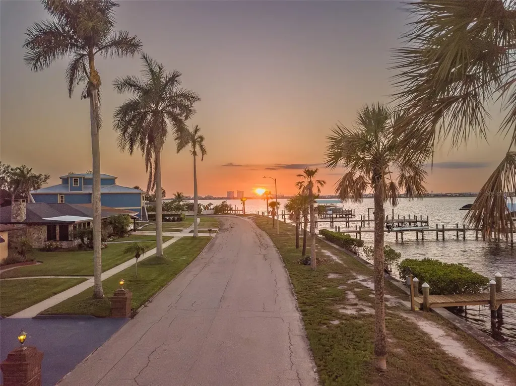 2410 Riverside Drive E Bradenton FL 34208