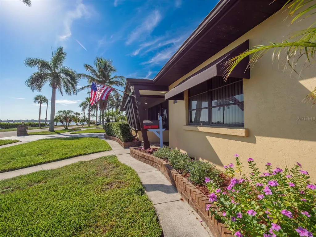 2410 Riverside Drive E Bradenton FL 34208