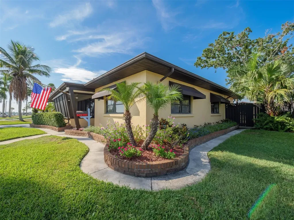 2410 Riverside Drive E Bradenton FL 34208