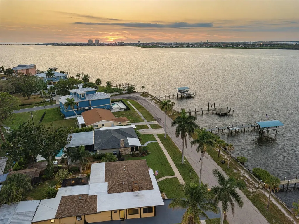 2410 Riverside Drive E Bradenton FL 34208