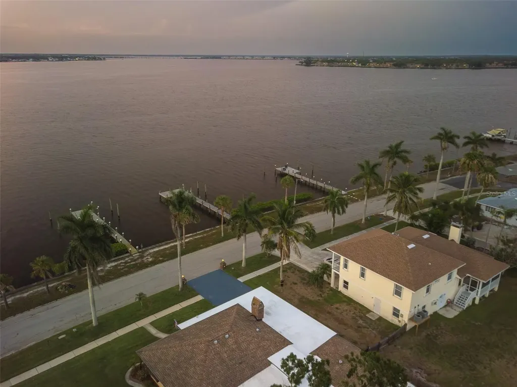 2410 Riverside Drive E Bradenton FL 34208