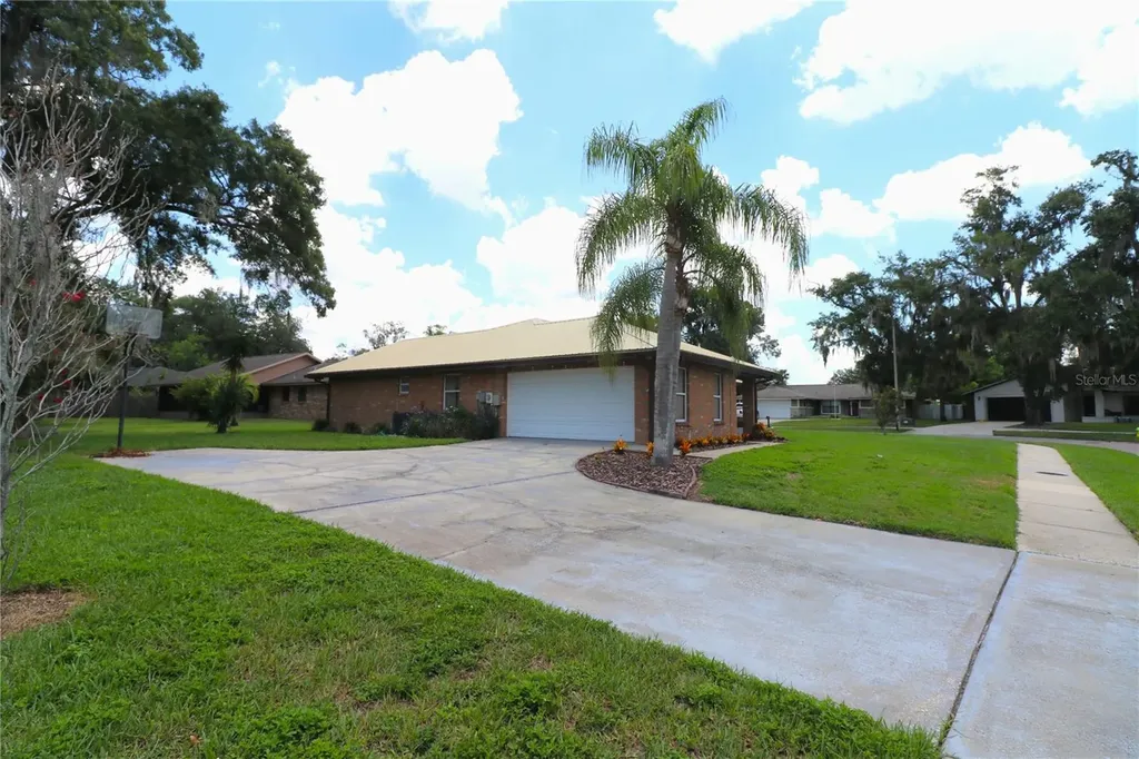 1023 Redbud Circle Plant City FL 33563