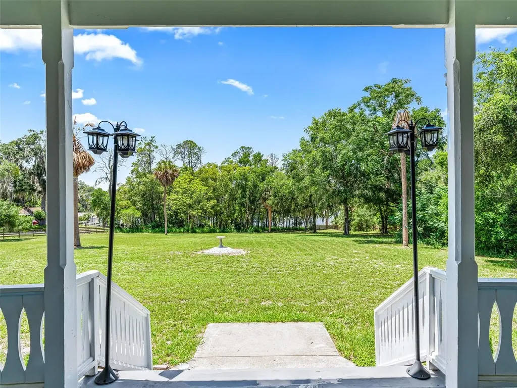 511 E Mirror Lake Drive Fruitland Park FL 34731