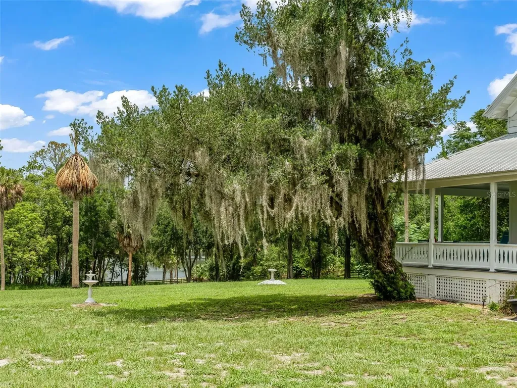 511 E Mirror Lake Drive Fruitland Park FL 34731