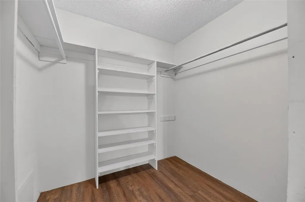 615 Thompson Road Lithia FL 33547