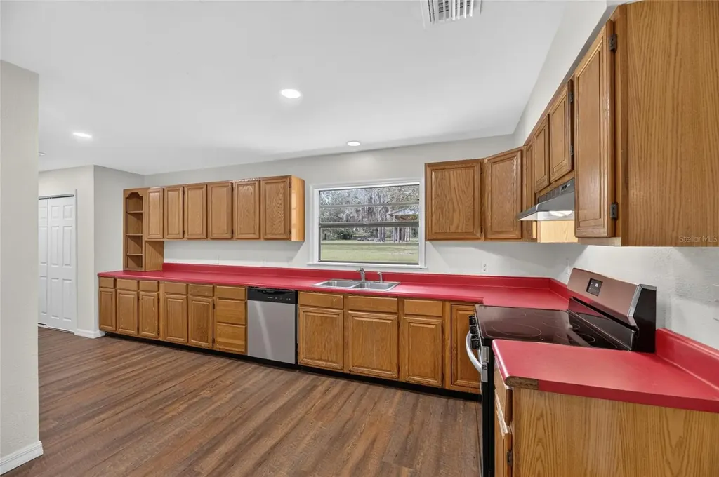 615 Thompson Road Lithia FL 33547
