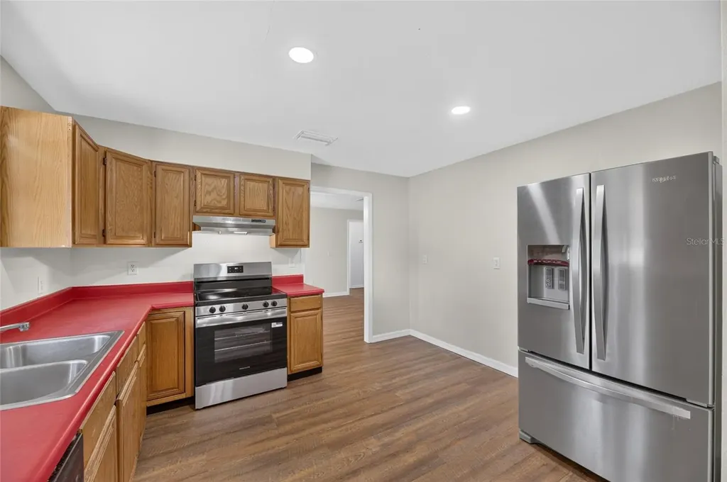 615 Thompson Road Lithia FL 33547