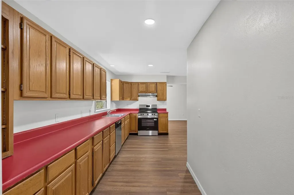 615 Thompson Road Lithia FL 33547